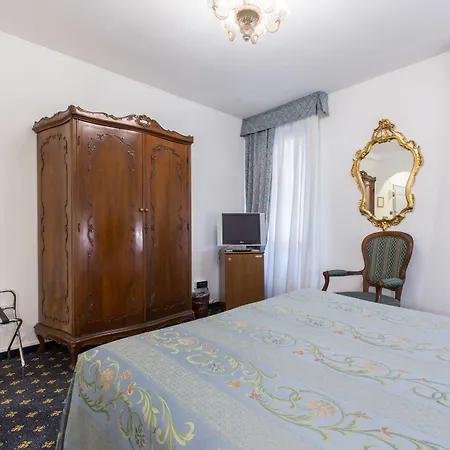 Hotel Ambassador Tre Rose 3*