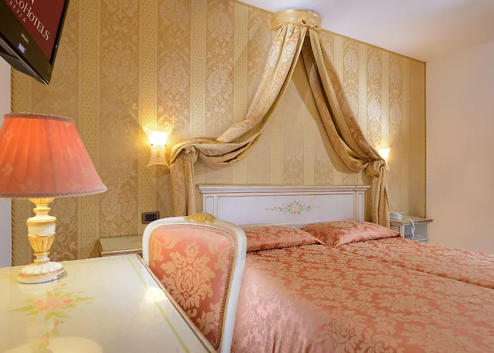 Hotel Ambassador Tre Rose 3*