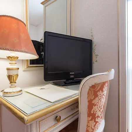 Ambassador Tre Rose Hotell 3*