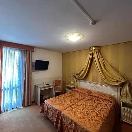 Ambassador Tre Rose Hotell 3*