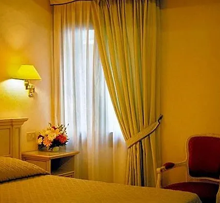 Hotell Ambassador Tre Rose 3*